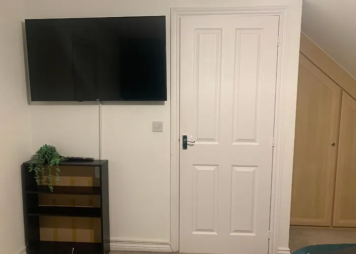 Comfy Double Bedroom In Greater