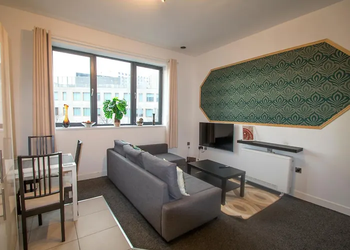 Ideal For Groups - Lovely 2 Bedroom - Free Parking, Transit Links, Close To Stadiums